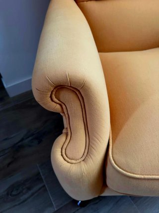 Butaca orejeras tela y madera.