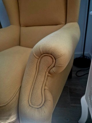 Butaca orejeras tela y madera.