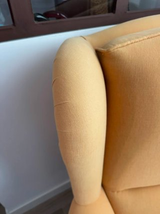 Butaca orejeras tela y madera.