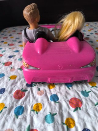 Coche rosa Barbie con figuras Barbie y Ken