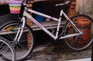 Bicicleta Mujer Aro 26 Rockrider con casco