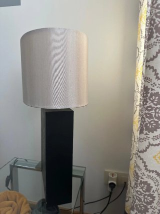 Lámpara de mesa de madera con tulipa