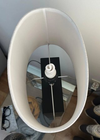 Lámpara de mesa de madera con tulipa