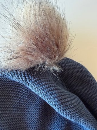 Gorro Condor punto niña azul con pompón