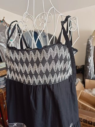 Vestido largo bohemio negro con bordado blanco