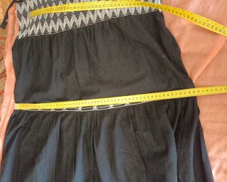 Vestido largo bohemio negro con bordado blanco