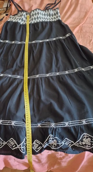 Vestido largo bohemio negro con bordado blanco