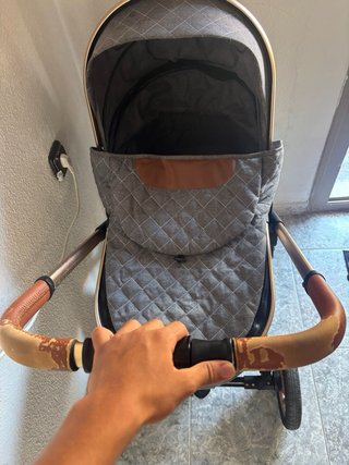 Carro de bebé gris y marrón
