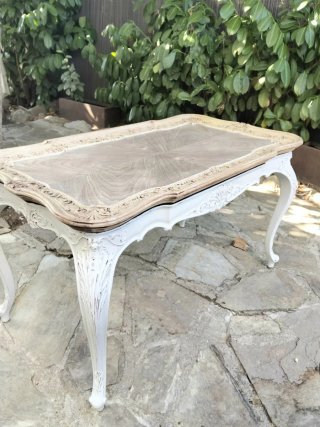 Mesa de centro de madera con detalles tallados