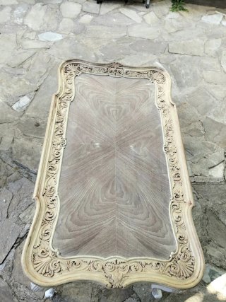 Mesa de centro de madera con detalles tallados