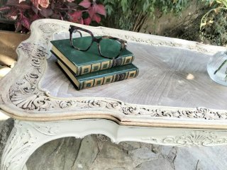 Mesa de centro de madera con detalles tallados