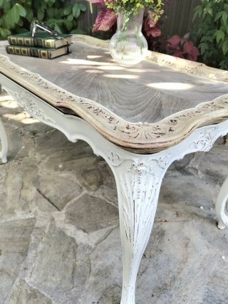 Mesa de centro de madera con detalles tallados