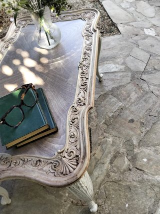 Mesa de centro de madera con detalles tallados