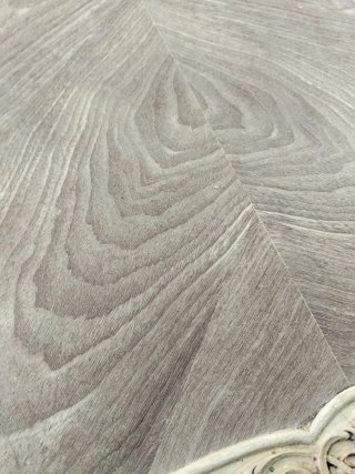 Mesa de centro de madera con detalles tallados