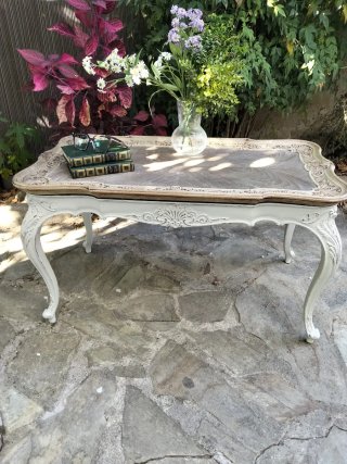 Mesa de centro de madera con detalles tallados