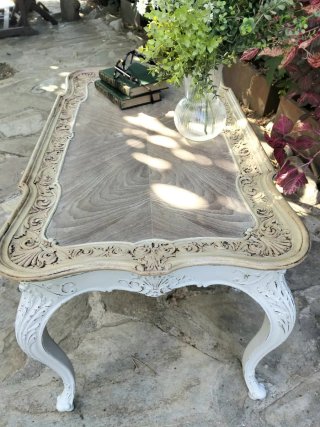 Mesa de centro de madera con detalles tallados