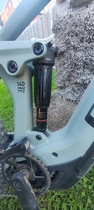 Bici Eléctrica Cube carbono