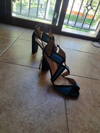 Sandalias de tacón azul y turquesa