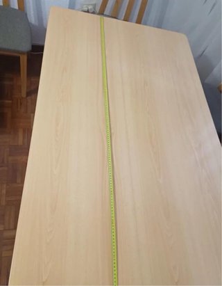 Mesa de comedor de madera clara