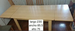 Mesa de comedor de madera clara