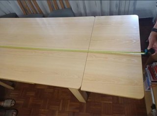 Mesa de comedor de madera clara