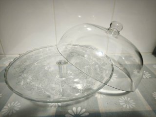 Pastelera de cristal con diseño floral