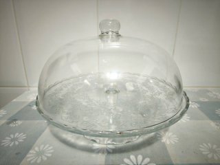 Pastelera de cristal con diseño floral