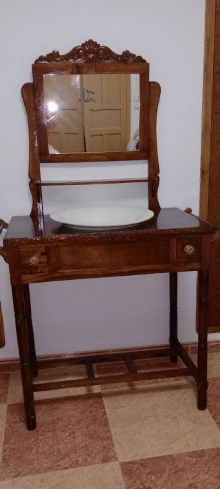 Mueble tocador antiguo con lavabo