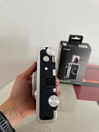 Cámara Fujifilm Instax Mini Evo Negra y Plateada