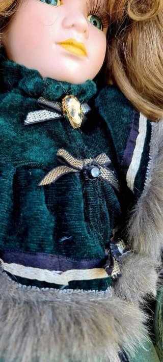 Bambola stile vittoriano con supporto bronzo