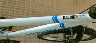 Bicicleta infantil B'TWIN blanca con cesta.