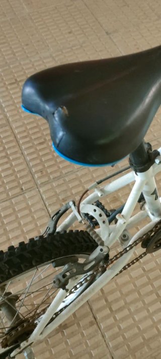 Bicicleta infantil B'TWIN blanca con cesta.