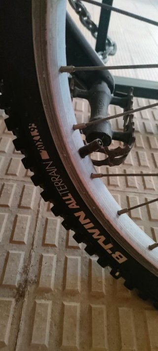 Bicicleta infantil B'TWIN blanca con cesta.