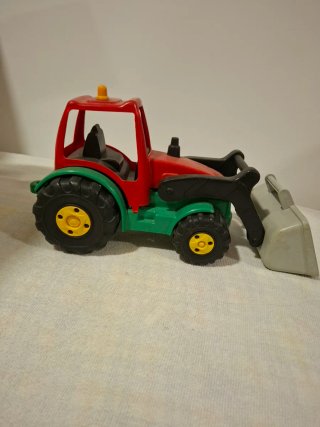 Tractor de juguete con pala frontal