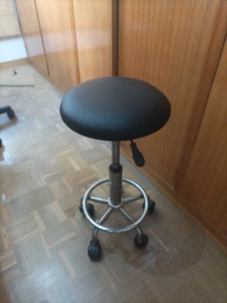Taburete giratorio con ruedas