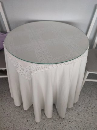 Mesa redonda cristal y tela