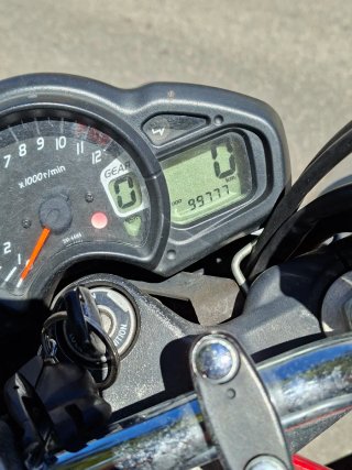 Suzuki Gladius Naked Roja/Plata