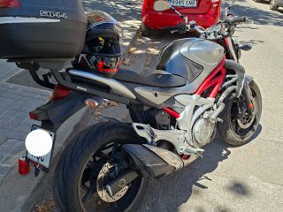 Suzuki Gladius Naked Roja/Plata