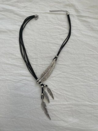 Collar Plumas  Plateado y Negro