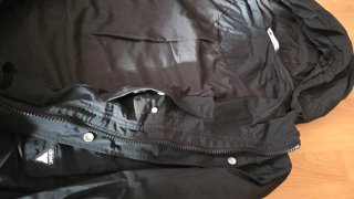 Chaqueta negra con capucha (Parka)