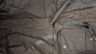Chaqueta negra con capucha (Parka)