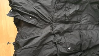 Chaqueta negra con capucha (Parka)