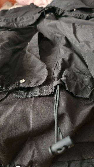 Chaqueta negra con capucha (Parka)