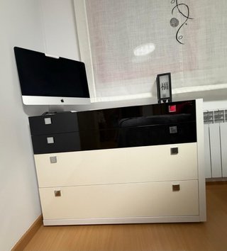 Dormitorio blanco lacado y negro con luz led