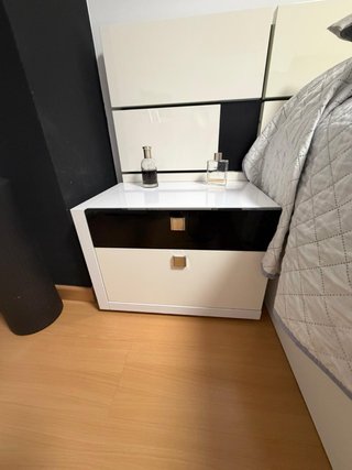 Dormitorio blanco lacado y negro con luz led