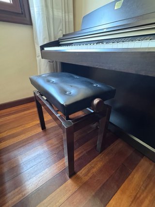 Piano Yamaha Clavinova CLP-230 y Banqueta