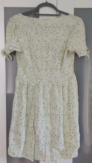 Vestido verde fresquito y floral con escote en V