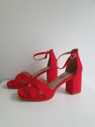 Sandalias rojas tacón