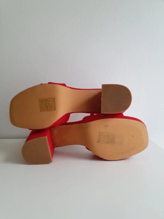 Sandalias rojas tacón