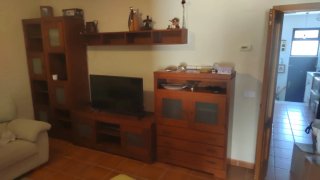 Mueble salón madera castaño/nogal con cristal